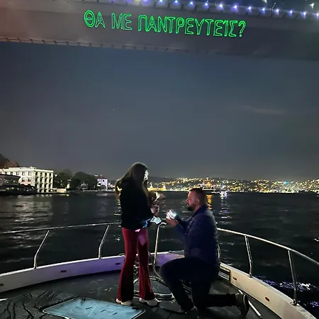 Båthotell Private Bosphorus Yacht Tour 2-hour Cruise Not
