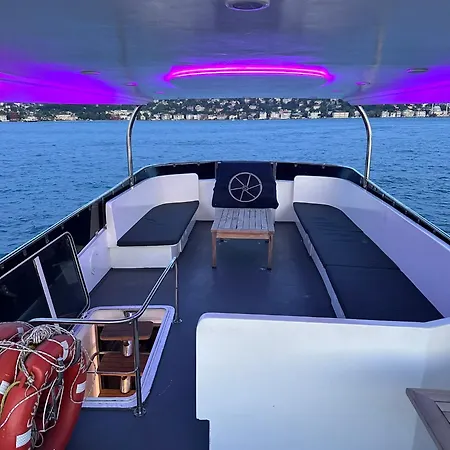 Båthotell Private Bosphorus Yacht Tour 2-hour Cruise Not