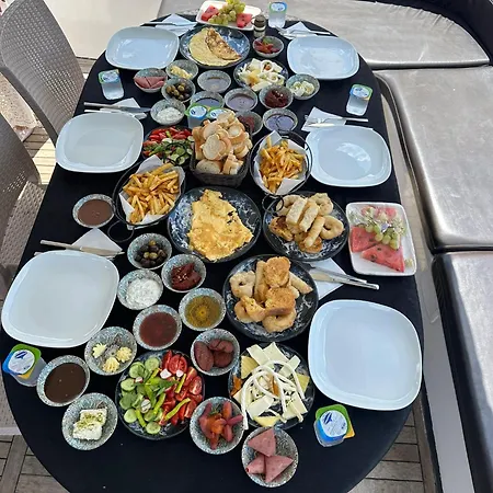 Private Luxury Bosphorus Yacht 2 Continents Experience イスタンブール