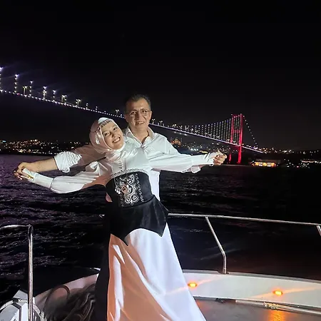 船上ホテル Private Bosphorus Yacht Tour 2-hour Cruise Not *